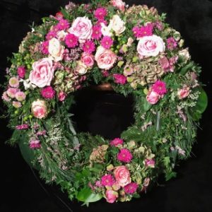 Friedhof Gersthofen Trauerkranz Blumen Flaschka